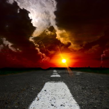 bir karanlık gece araba yolu