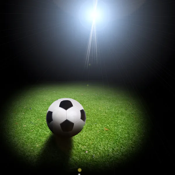 Fotbalový míč na zelené trávě — Stock fotografie