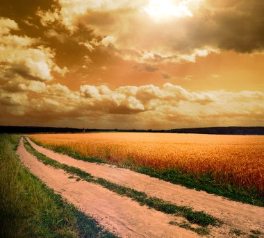 gün batımında toprak yol
