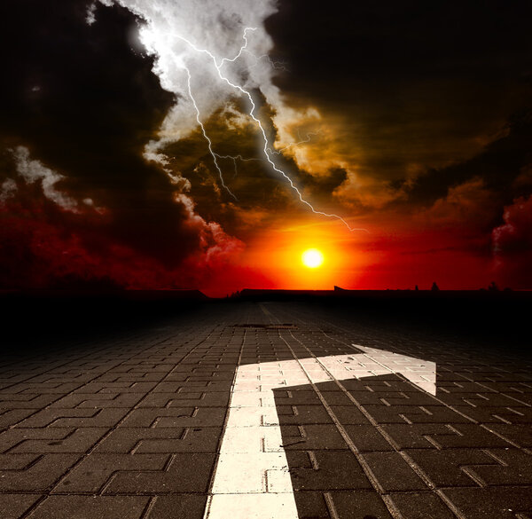 Дорога со стрелкой на закате
