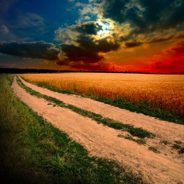 gün batımında toprak yol