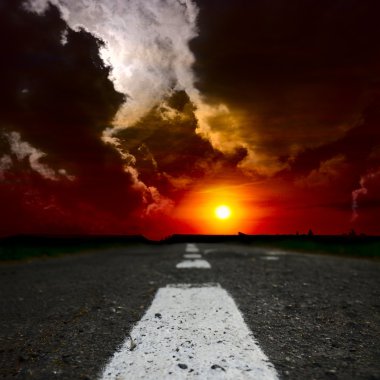 bir karanlık gece araba yolu