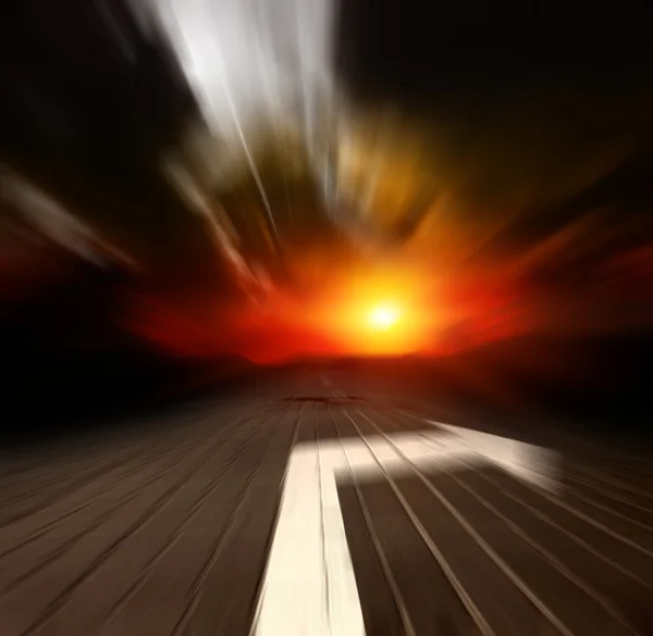 Straße mit Pfeil im Sonnenuntergang — Stockfoto