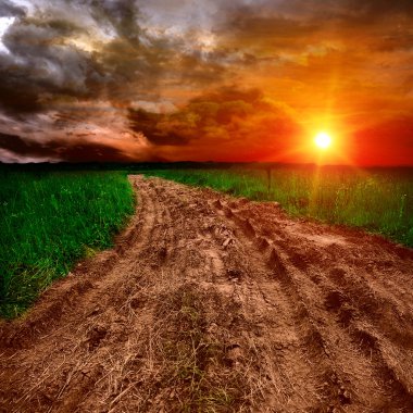 gün batımında toprak yol