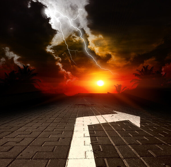 Дорога со стрелкой на закате
