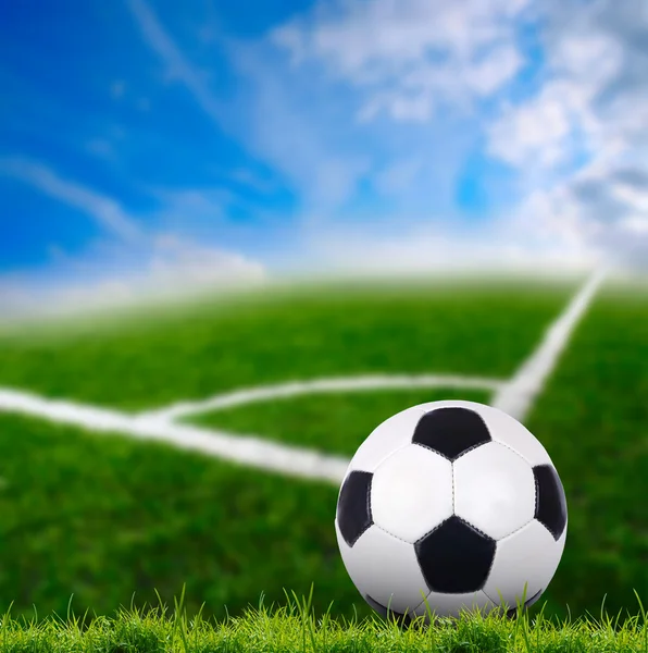 Fotbalový míč na zelené trávě — Stock fotografie