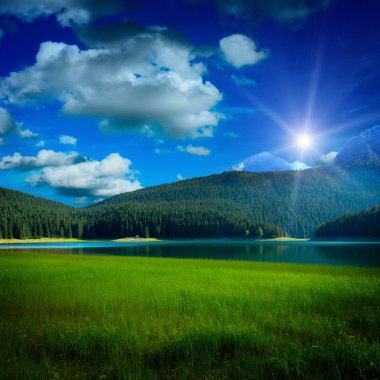 siyah lake ve mountians tarafından yakın çim