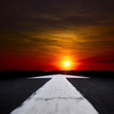 bir karanlık gece araba yolu