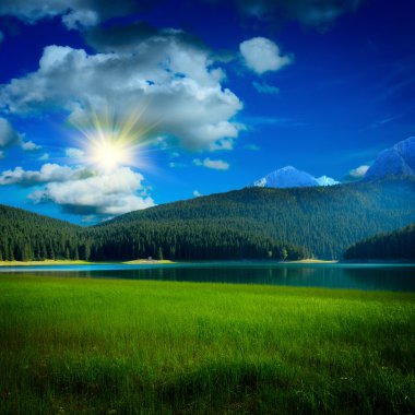 siyah lake ve mountians tarafından yakın çim