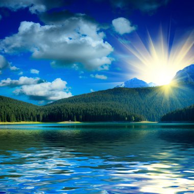 siyah lake ve mountians tarafından yakın çim