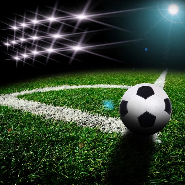 Pallone da calcio sul campo — Foto Stock