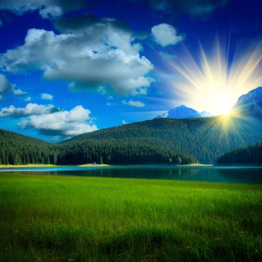 siyah lake ve mountians tarafından yakın çim