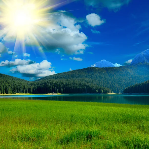 siyah lake ve mountians tarafından yakın çim