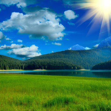 siyah lake ve mountians tarafından yakın çim