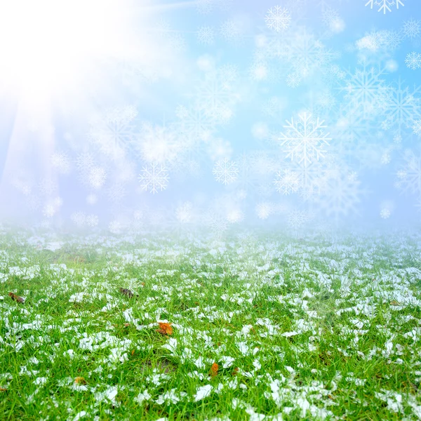 Grönt fält med snö — Stockfoto