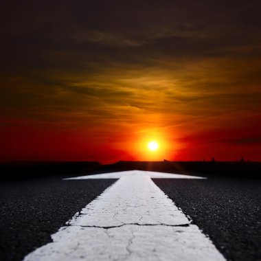 bir karanlık gece araba yolu