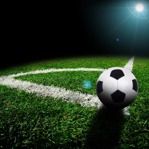 Pelota de fútbol en el campo — Foto de Stock