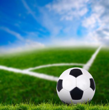 Yeşil çimlerin üzerinde futbol topu