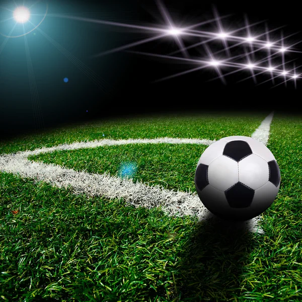 Pallone da calcio sul campo — Foto Stock