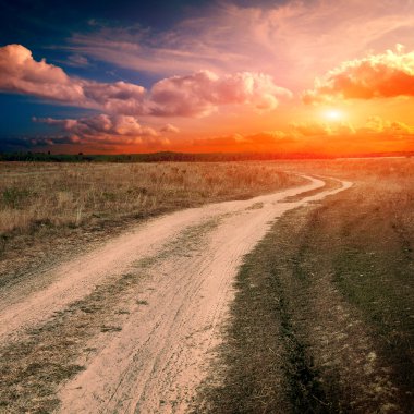 gün batımında toprak yol