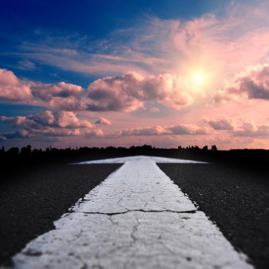 gün batımında asfalt yol