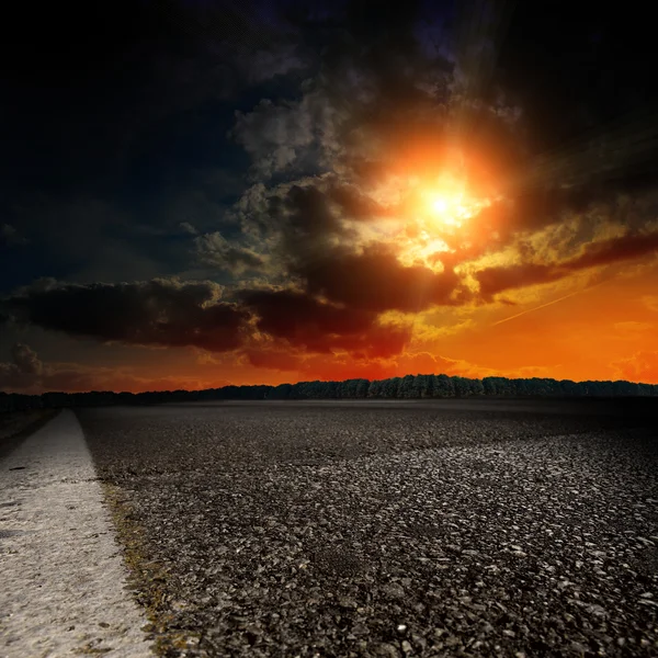 Estrada de asfalto ao pôr do sol — Fotografia de Stock