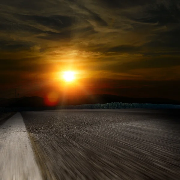 Асфальтована дорога на заході сонця — стокове фото