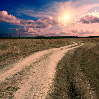 gün batımında toprak yol