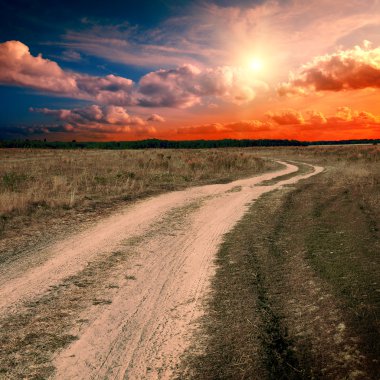 gün batımında toprak yol