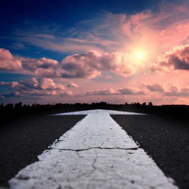gün batımında asfalt yol