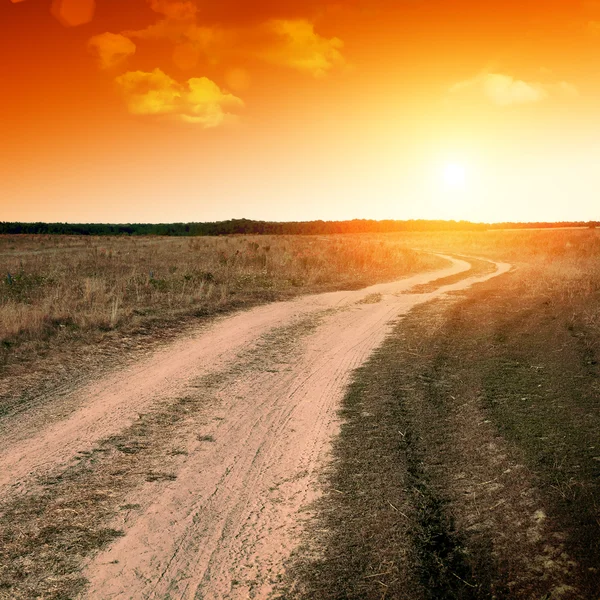 Gün batımında toprak yol — Stok fotoğraf