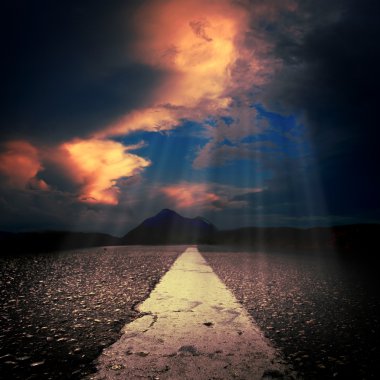 Güneş ışınları ile asfalt yol