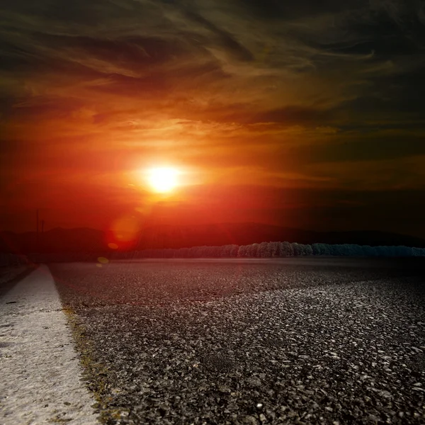 Strada asfaltata al tramonto — Foto Stock
