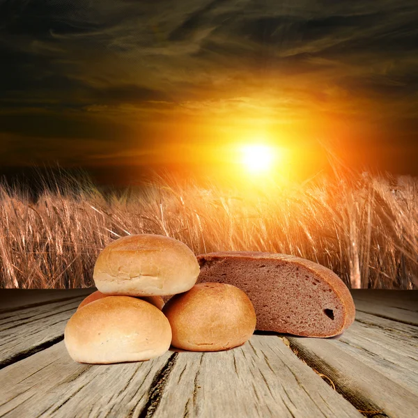 ขนมปังบนพื้นหลังไม้ — ภาพถ่ายสต็อก