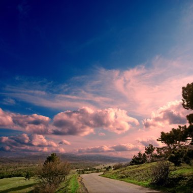 asfalt yol ile mountians