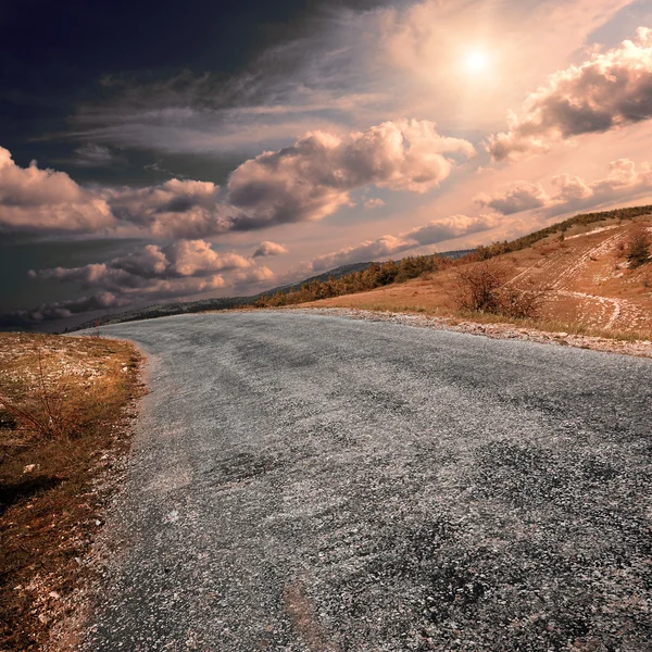 Asphaltstraße mit Bergsteigern — Stockfoto