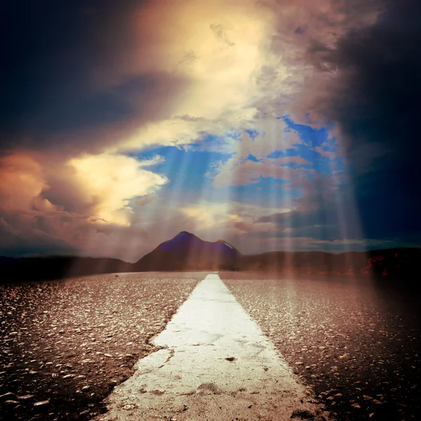 太陽光線とアスファルト道路 — ストック写真