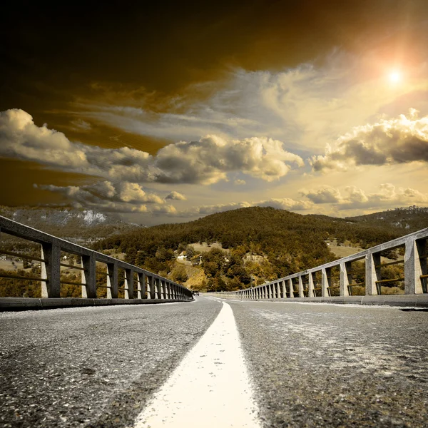 Strada asfaltata con il cielo — Foto Stock