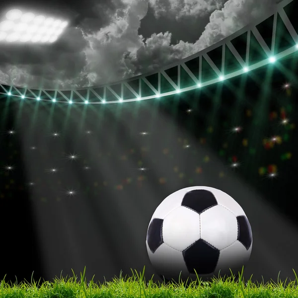Fußballplatz mit hellen Lichtern — Stockfoto