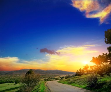 asfalt yol ile mountians