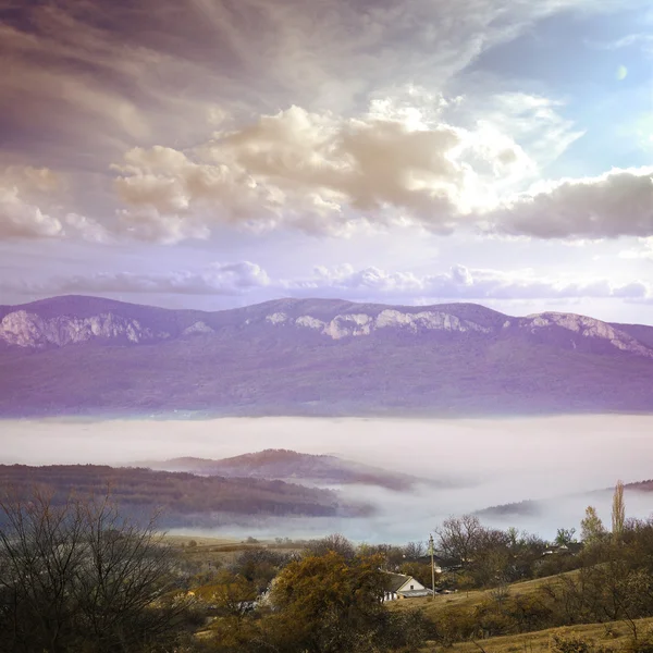 Mountians village under fog — Stock Photo, Image