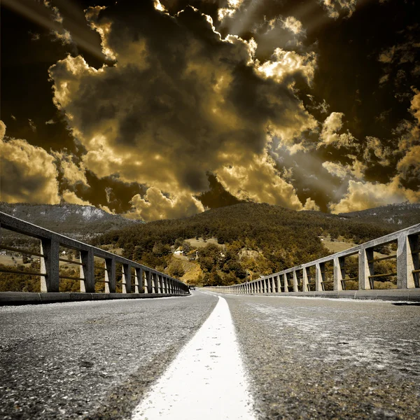 Asphaltstraße mit dem Himmel — Stockfoto