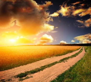 gün batımında toprak yol