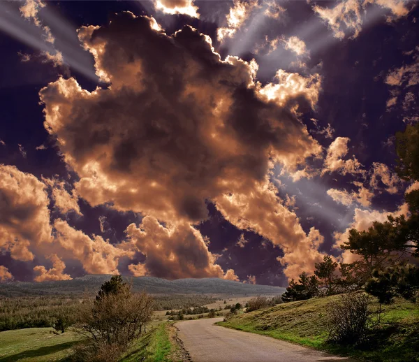 Strada asfaltata con monti — Foto Stock