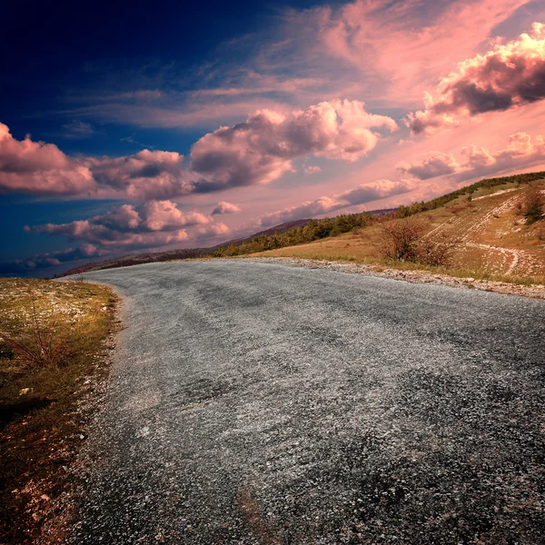 Estrada de asfalto com montanhistas — Fotografia de Stock