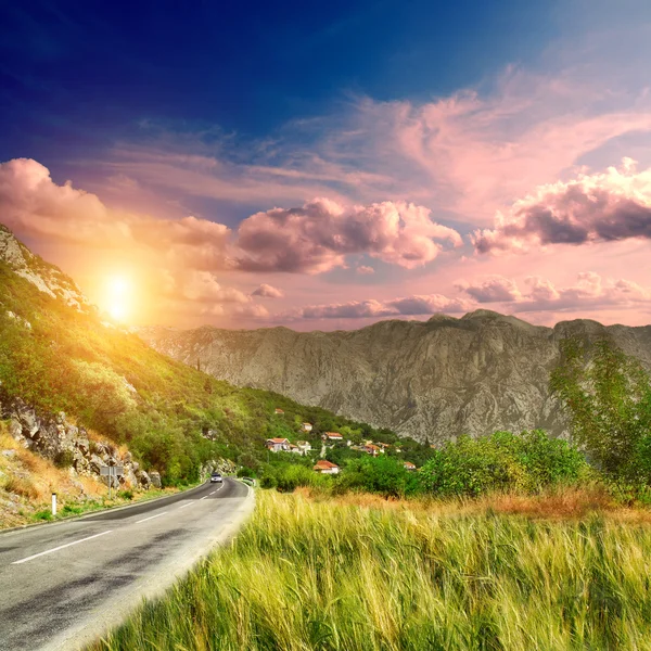 Asphalt road with mountians — Stock Photo, Image