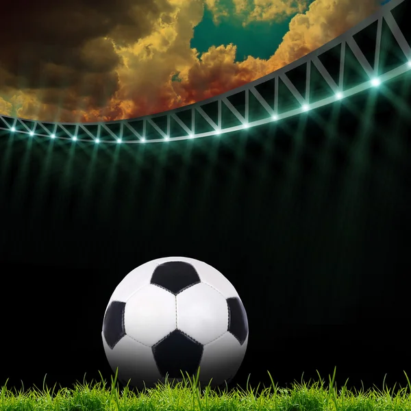 Voetbalveld met felle lichten — Stockfoto
