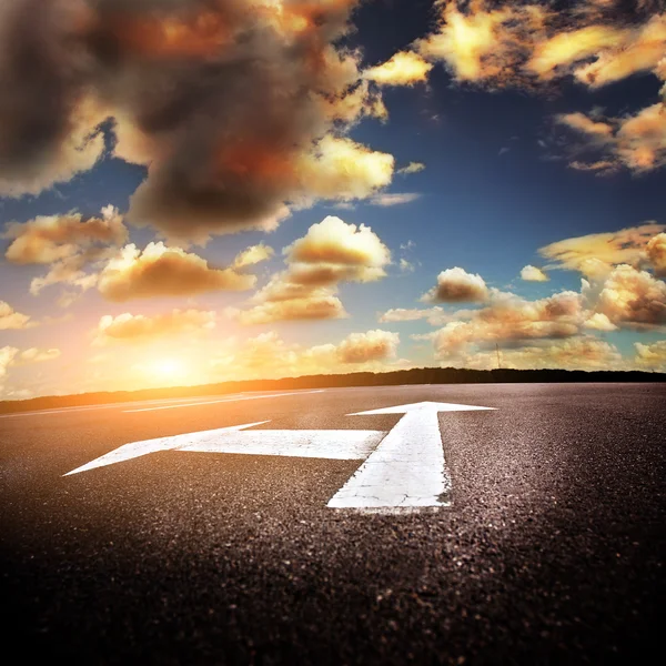 Asphalt road with the sky — Stock Photo, Image