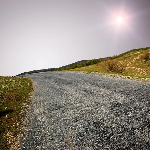 Asfalt yol ile mountians — Stok fotoğraf