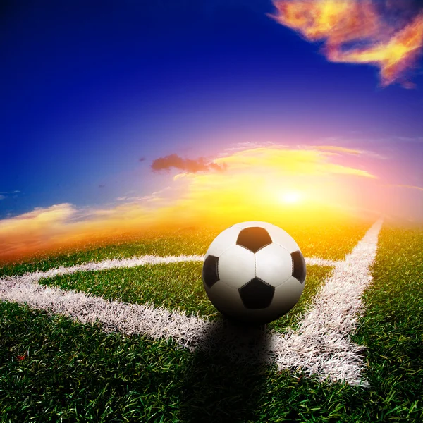 Pelota de fútbol en el campo — Foto de Stock